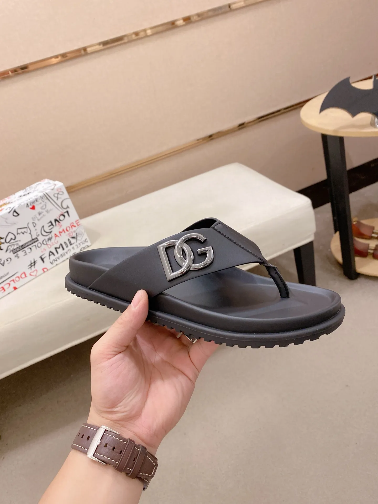 Factory price: 300💰 DG men's sandals and slippers. Showcase high-end style design. The DG strap is embellished with an aluminum DG buckle to enhance the style. Paired with a comfortable tonal notch sole, they pair easily with shorts or jeans for a sophisticated look. Main body: cow leather, technical fabric lining: cow leather, with adjustable straps, aluminum DG buckle, EVA insole, tonal notch rubber outsole splicing structure 👌 Size: 38-44 Customized 45